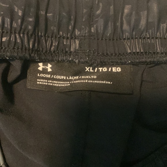 Under Armour loose fit shorts - Picture 2 of 3